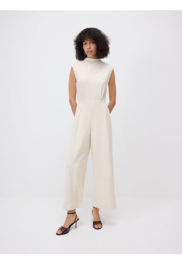 Reserved - Kombinezon z długimi nogawkami - złamana biel. Materiał: dzianina. Wzór: gładki