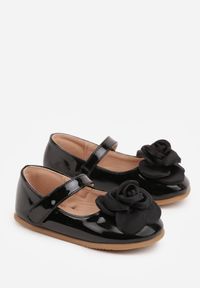 Born2be - Czarne Lakierowane Balerinki z Paskiem na Rzep i Różą 3D Zelagia. Okazja: na uczelnię. Zapięcie: rzepy. Kolor: czarny. Materiał: lakier #5
