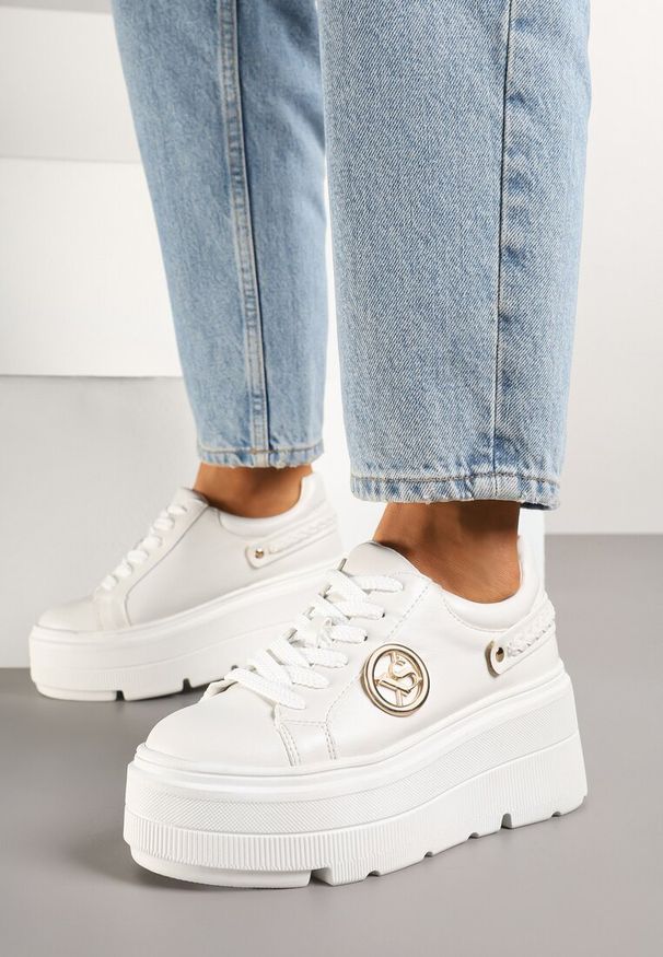 Renee - Białe Sneakersy Vices na Platformie Ozdobione Metaliczną Aplikacją Tatellia. Okazja: na co dzień. Zapięcie: sznurówki. Kolor: biały. Materiał: jeans. Wzór: aplikacja. Obcas: na platformie
