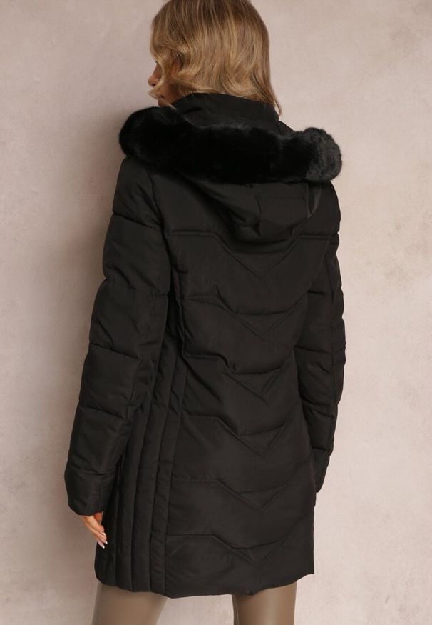 Renee - Czarna Kurtka o Fasonie Płaszcza z Pikowaniem i Futrzanym Kapturem Mavila. Kolor: czarny. Materiał: futro. Długość: długie