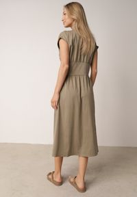 Born2be - Zielona Sukienka Koszulowa z Modelującym Przeszyciem ze Sprzączkami w Talii Puresa. Okazja: na co dzień, do pracy, na spotkanie biznesowe. Kolor: zielony. Typ sukienki: koszulowe. Styl: casual, biznesowy #6