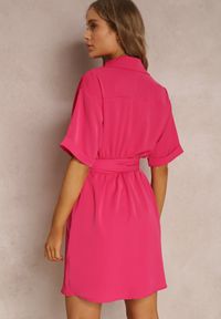 Renee - Fuksjowa Sukienka Aesades. Kolor: różowy. Długość rękawa: krótki rękaw. Typ sukienki: koszulowe, kopertowe. Długość: mini #2
