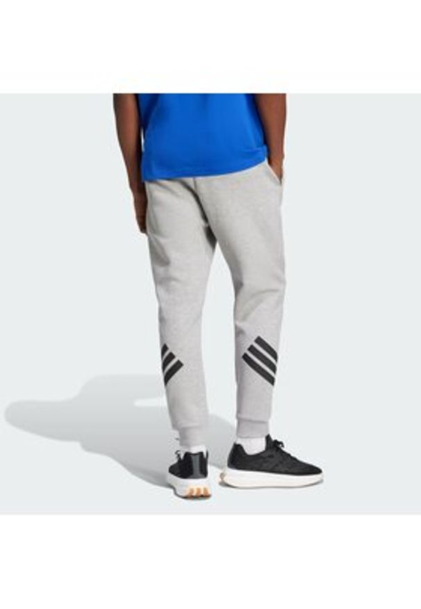 Adidas - adidas Spodnie dresowe Future Icons 3-Stripes JD4867 Szary Regular Fit. Kolor: szary. Materiał: bawełna