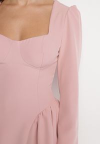 Born2be - Różowa Koktajlowa Sukienka o Rozkloszowanym Kroju z Falbankami i Gorsetem Farian. Typ kołnierza: kołnierz z falbankami, dekolt gorset. Kolor: różowy. Długość rękawa: długi rękaw. Typ sukienki: gorsetowe. Styl: wizytowy #2