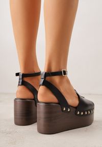 Born2be - Czarne Sandały na Koturnie i Platformie Ozdobione Nitami Rhethe. Okazja: na co dzień. Zapięcie: sprzączka. Kolor: czarny. Materiał: jeans. Wzór: aplikacja. Sezon: wiosna, lato. Obcas: na koturnie. Styl: casual, elegancki #3