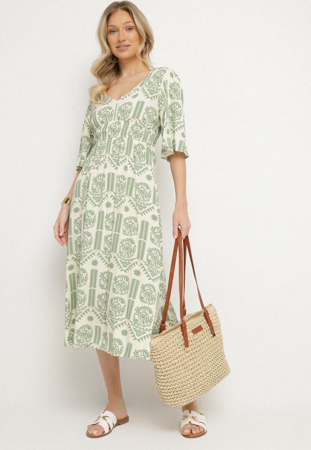 Born2be - Zielono-Kremowa Sukienka Wiskozowa Rozkloszowana z Odkrytymi Plecami w Print Boho Turaisa. Okazja: na co dzień. Typ kołnierza: dekolt w kształcie V. Kolor: zielony. Materiał: wiskoza. Długość rękawa: długi rękaw. Wzór: nadruk. Typ sukienki: proste, rozkloszowane. Styl: boho
