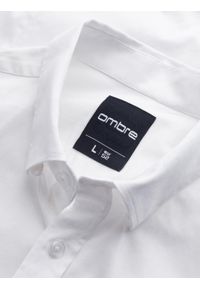 Ombre Clothing - Klasyczna męska koszula SLIM FIT z tkaniny satynowej – biała V1. Okazja: na spotkanie biznesowe, do pracy, na co dzień. Typ kołnierza: kołnierzyk klasyczny. Kolor: biały. Materiał: satyna, tkanina. Wzór: gładki. Styl: klasyczny #9