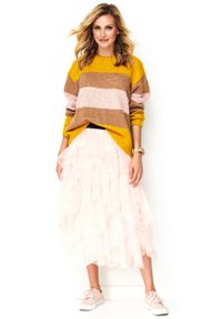 Makadamia - Oversizowy Sweter w Kolorowe Pasy Żółty Brąz Róż. Kolor: różowy, wielokolorowy, brązowy, żółty. Materiał: wełna, poliester, akryl, poliamid. Wzór: kolorowy #1