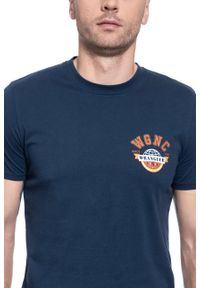 Wrangler - T-SHIRT MĘSKI WRANGLER SS GLOBE TEE DRESS BLUE W7C8FKX20. Kolor: niebieski