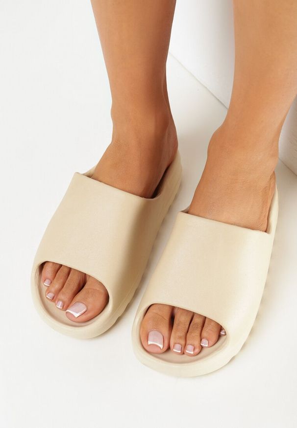 Born2be - Beżowe Piankowe Klapki na Podeszwie z Wycięciami Ferietta. Kolor: beżowy. Obcas: na platformie. Styl: wakacyjny, sportowy