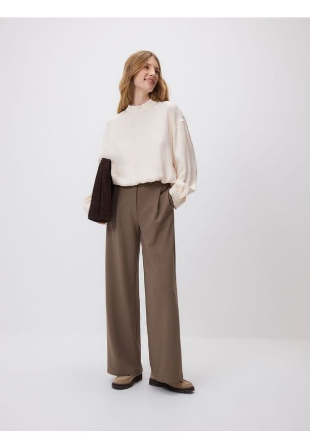 Reserved - Spodnie z prostą nogawką - brązowy. Kolor: brązowy. Materiał: dzianina. Wzór: gładki