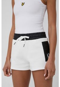Armani Exchange szorty damskie kolor biały z aplikacją medium waist. Okazja: na co dzień. Stan: podwyższony. Kolor: biały. Wzór: aplikacja. Styl: casual