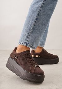 Born2be - Ciemnobrązowe Skórzane Sneakersy na Platformie i Koturnie Zdobione Perforacją Peniesh. Okazja: na co dzień. Kolor: brązowy. Materiał: skóra. Wzór: aplikacja. Obcas: na koturnie #3