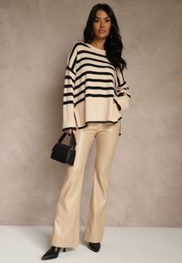 Renee - Kremowo-Czarny Sweter Oversize w Paski Kalitusa. Okazja: na co dzień. Kolor: czarny. Materiał: jeans. Wzór: paski. Styl: casual #4