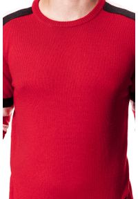 Wrangler - MĘSKI SWETER WRANGLER RETRO CREW SALSA RED W8635P3WN. Kolor: czerwony. Materiał: wełna. Styl: retro #8