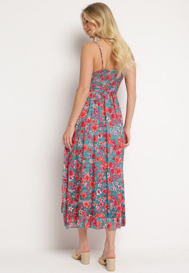 Born2be - Zielono-Czerwona Bawełniana Sukienka Kopertowa na Cienkich Ramiączkach w Kwiatowy Wzór Rissamira. Okazja: na co dzień, na randkę, na spacer. Kolor: zielony. Materiał: bawełna. Długość rękawa: na ramiączkach. Wzór: kwiaty. Sezon: lato. Typ sukienki: kopertowe. Styl: casual, elegancki