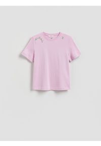 Reserved - T-shirt z haftem - lawendowy. Kolor: fioletowy. Materiał: dzianina, bawełna. Wzór: haft
