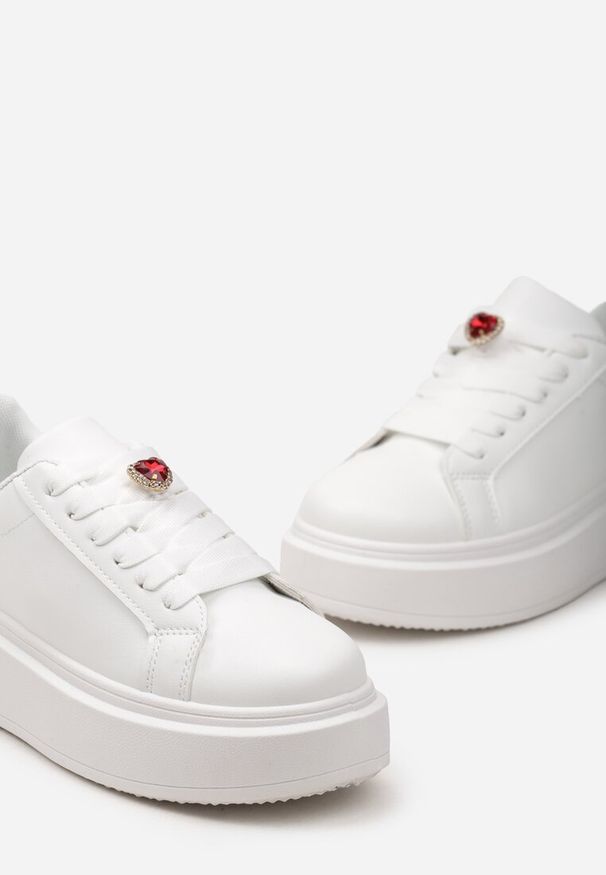 Renee - Białe Sneakersy z Brokatową Wstawką i Cyrkonią przy Sznurówkach Wineta. Okazja: na co dzień. Kolor: biały. Materiał: jeans. Wzór: aplikacja