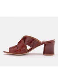 Marco Shoes Skórzane klapki damskie ze skóry w pocięte pasy czerwone. Kolor: czerwony. Materiał: skóra #5
