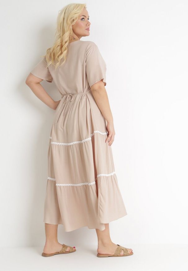 Born2be - Beżowa Rozkloszowana Sukienka Maxi Wiązana z Tyłu Zathia. Kolor: beżowy. Materiał: materiał. Wzór: ażurowy. Długość: maxi