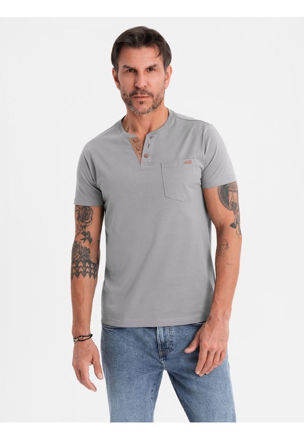 Ombre Clothing - Męski t-shirt z dekoltem na guziki i zamszowym wykończeniem – szary V3. Okazja: na co dzień. Kolor: szary. Materiał: zamsz. Wzór: gładki. Styl: klasyczny, casual