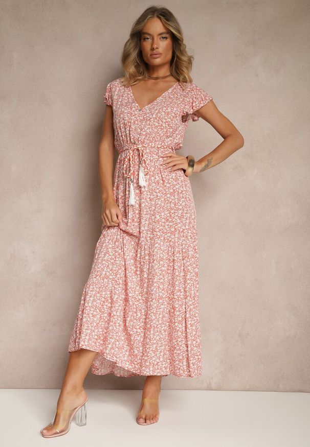 Renee - Różowa Sukienka Tinuin. Typ kołnierza: dekolt w serek. Kolor: różowy. Materiał: zamsz. Długość rękawa: bez rękawów. Wzór: aplikacja, gładki. Długość: maxi