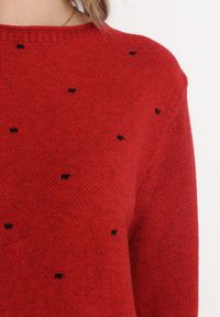 Born2be - Czerwony Luźny Sweter w Kropki Alynnia. Kolor: czerwony. Materiał: tkanina, dzianina. Długość rękawa: długi rękaw. Długość: długie. Wzór: kropki. Styl: klasyczny #3