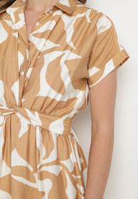 Born2be - Beżowa Taliowana Sukienka z Wiskozą z Geometrycznym Wzorem Galadira. Okazja: na spacer, na imprezę, na co dzień. Kolor: beżowy. Materiał: wiskoza. Wzór: geometria. Styl: casual, klasyczny #7