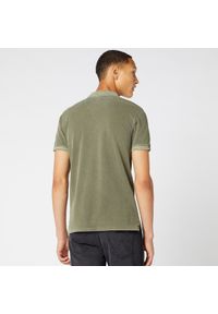 Wrangler - WRANGLER SS OVERDYE POLO DUSTY OLIVE W7F4KQX45. Typ kołnierza: polo