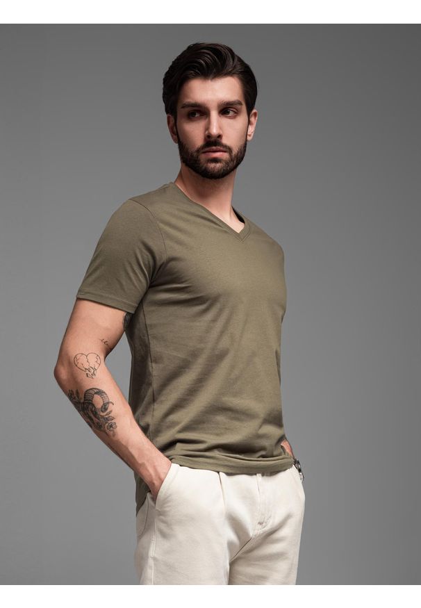 Ombre Clothing - Męska klasyczna bawełniana koszulka z dekoltem w serek BASIC - ciemnooliwkowa V6. Typ kołnierza: dekolt w serek. Kolor: oliwkowy. Materiał: bawełna. Styl: klasyczny