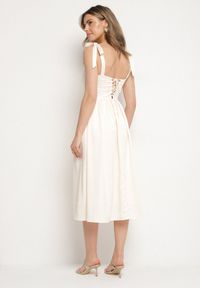 Born2be - Jasnobeżowa Rozkloszowana Sukienka Vices na Wiązanych Ramiączkach Natavine. Okazja: na co dzień, na imprezę. Typ kołnierza: dekolt kwadratowy. Kolor: beżowy. Materiał: poliester, jeans. Długość rękawa: na ramiączkach. Sezon: lato. Styl: casual, klasyczny #7