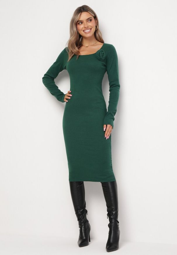 Born2be - Ciemnozielona Dzianinowa Sukienka Midi z Aplikacją Kwiatu Unesilla. Kolor: zielony. Materiał: dzianina. Wzór: kwiaty, aplikacja. Długość: midi