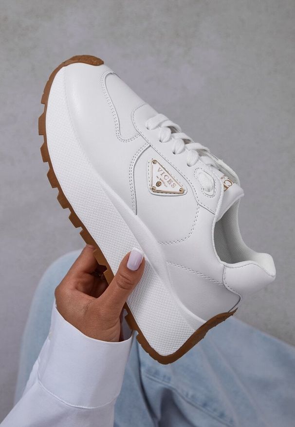 Renee - Białe Sneakersy Vices na Platformie Ozdobione Metaliczną Aplikacją Nelviera. Okazja: na co dzień. Kolor: biały. Materiał: jeans. Wzór: aplikacja. Obcas: na platformie