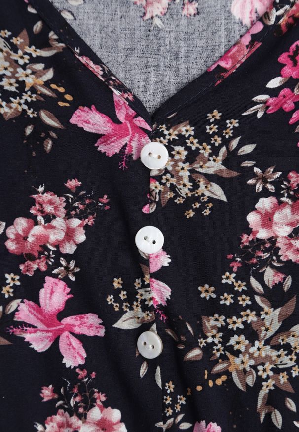 Renee - Granatowa Sukienka z Wiskozy Philameia. Okazja: na co dzień. Typ kołnierza: dekolt w kształcie V, kołnierz z falbankami. Kolor: niebieski. Wzór: aplikacja, kwiaty. Typ sukienki: proste. Materiał: wiskoza. Długość rękawa: krótki rękaw. Sezon: lato. Styl: boho, casual. Długość: mini