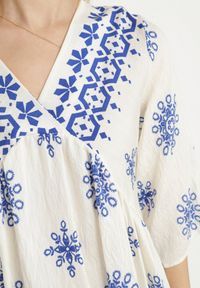Born2be - Niebiesko-Kremowa Sukienka w Stylu Boho z Wiskozą Davivara. Okazja: na co dzień, na imprezę. Typ kołnierza: dekolt w kształcie V. Kolor: niebieski. Materiał: wiskoza. Wzór: aplikacja. Styl: boho #4