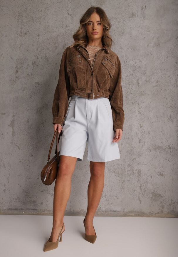 Renee - Brązowa Kurtka Utility Cropped z Imitacji Zamszu z Suwakami i Paskiem w Talii Gleania. Kolor: brązowy. Materiał: zamsz. Wzór: aplikacja. Styl: rockowy