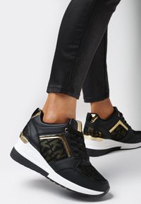 Born2be - Czarno-Białe Sneakersy Kasaris. Okazja: na co dzień. Kolor: czarny. Materiał: jedwab, jeans. Wzór: aplikacja. Obcas: na koturnie. Wysokość obcasa: średni #3