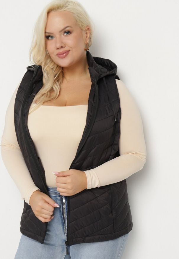 Born2be - Czarna Pikowana Kamizelka Taliowana z Odpinanym Kapturem Delionis. Kolekcja: plus size. Kolor: czarny. Materiał: dresówka. Styl: elegancki