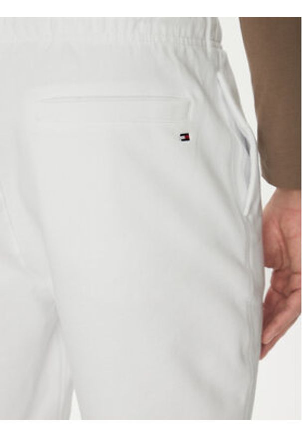 TOMMY HILFIGER - Tommy Hilfiger Szorty sportowe Small Logo MW0MW38698 Biały Regular Fit. Kolor: biały. Materiał: bawełna. Styl: sportowy