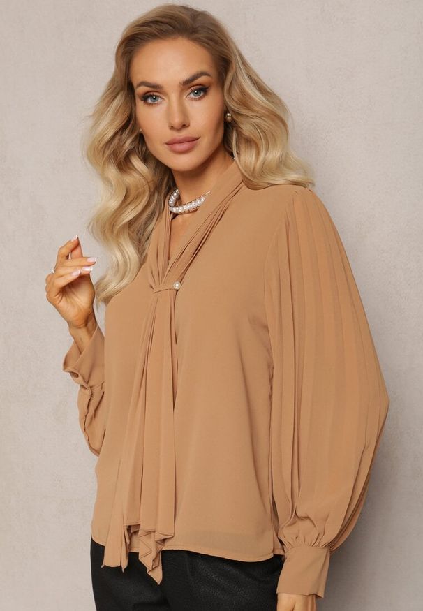 Renee - Brązowa Bluzka z Wiązaniem wokół Szyi i Plisowanym Rękawem Henokia. Kolor: brązowy. Styl: elegancki