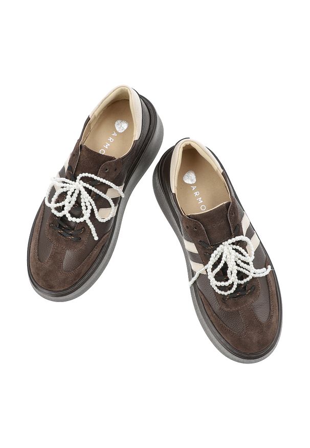 Sneakersy damskie Armodo, na wysokiej platformie i sznurowane z wygodnymi wkładkami, czekolada, N1068S10. Zapięcie: pasek. Kolor: brązowy. Materiał: jeans, skóra, zamsz. Obcas: na platformie. Styl: retro, sportowy