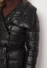 Born2be - Czarna Kurtka Pikowana Nikessa. Typ kołnierza: bez kaptura. Kolor: czarny. Materiał: materiał, tkanina. Długość: długie. Wzór: aplikacja #5