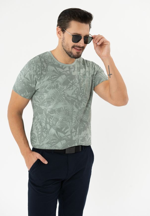Volcano - T-shirt z letnim wzorem TM-LEFTY. Kolor: miętowy. Materiał: bawełna, skóra, materiał. Długość rękawa: krótki rękaw. Długość: krótkie. Wzór: nadruk. Sezon: lato. Styl: klasyczny, wakacyjny