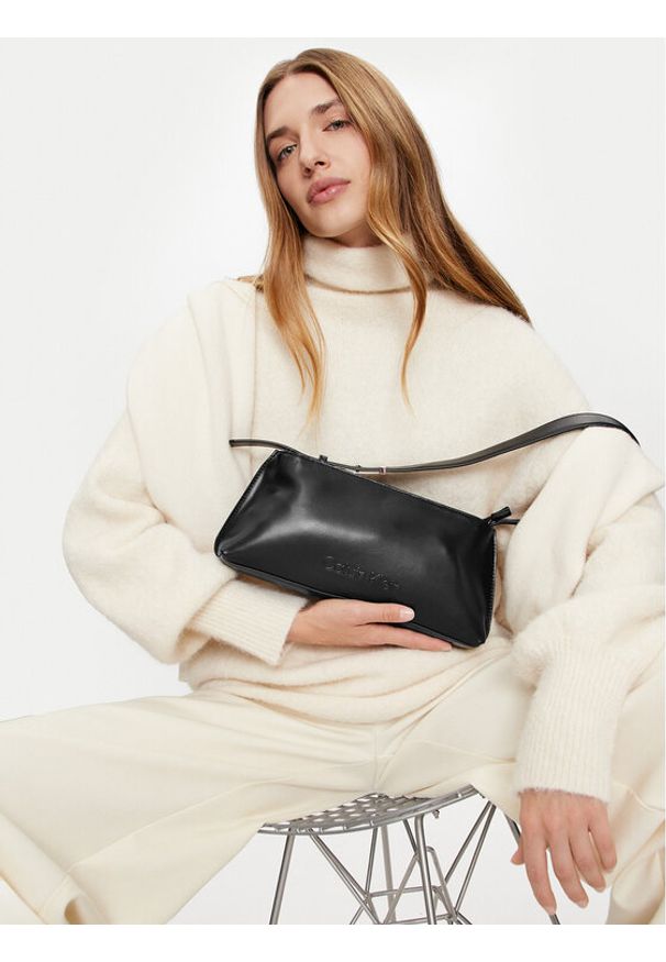 Calvin Klein Torebka Embossed Logo K60K612550 Czarny. Kolor: czarny. Materiał: skórzane