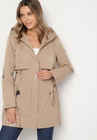 Born2be - Ciemnobeżowa Klasyczna Kurtka Parka z Kapturem i Ściągaczem w Talii Tulasira. Okazja: na co dzień. Typ kołnierza: kaptur. Kolor: beżowy. Materiał: jeans. Styl: klasyczny #4
