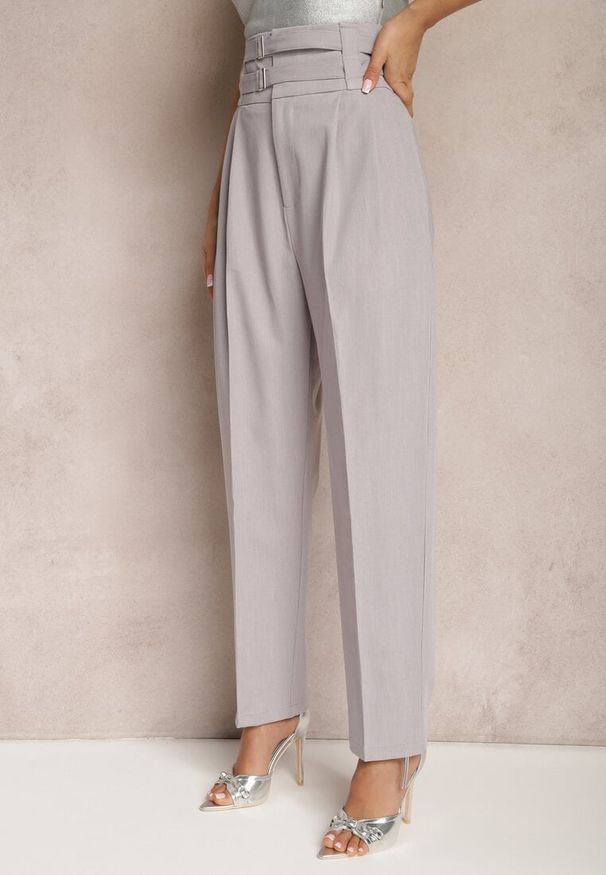 Renee - Szare Spodnie Garniturowe High Waist z Dwoma Paskami Ismera. Okazja: na spotkanie biznesowe. Stan: podwyższony. Kolor: szary. Styl: elegancki, biznesowy
