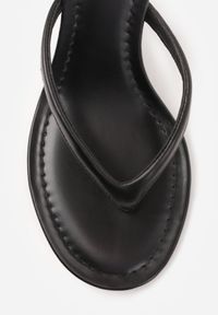 Born2be - Czarne Klapki Japonki na Obcasie Typu Kaczuszka Livnara. Okazja: na co dzień. Kolor: czarny. Materiał: len. Obcas: na obcasie. Styl: casual, elegancki. Wysokość obcasa: średni #5