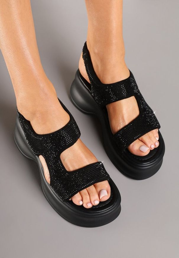 Born2be - Czarne Sandały na Grubej Podeszwie z Tłoczeniem i Cyrkoniami Neolirae. Okazja: na co dzień. Kolor: czarny. Wzór: aplikacja. Sezon: lato. Styl: casual, elegancki