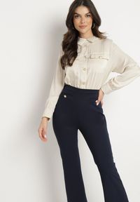 Born2be - Granatowo-Beżowy Elegancki Kombinezon z Koszulową Górą z Wiązaniem i Ozdobnymi Guzikami Noriti. Okazja: na co dzień, na spotkanie biznesowe, do pracy. Kolor: niebieski. Materiał: skóra. Długość rękawa: długi rękaw. Długość: długie. Styl: elegancki #7