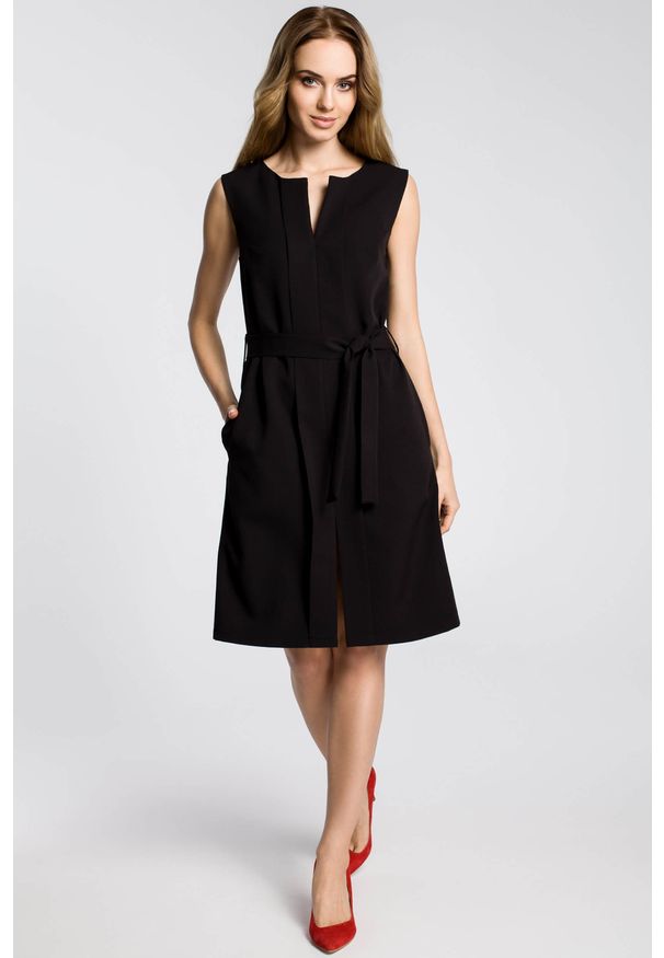 Sukienki.shop - Elegancka sukienka trapezowa bez rękawów z paskiem w talii czarna. Okazja: do pracy. Kolor: czarny. Materiał: materiał, tkanina, elastan. Długość rękawa: bez rękawów. Wzór: gładki. Typ sukienki: trapezowe. Styl: elegancki. Długość: midi